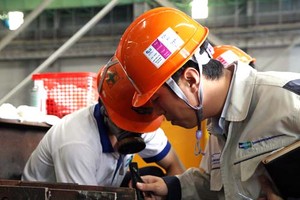 PMI tháng 11 của ngành sản xuất yếu đi